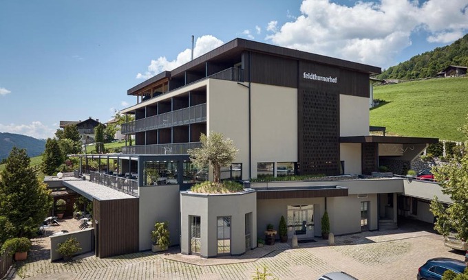 Feldthurns Hotel | Pet-Friendly Vinumhotel Feldthurnerhof with Ocean Views