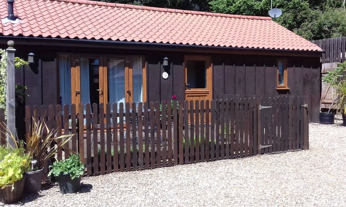 Thorpe Market Cottage | Felgate Cottage: A Quaint Retreat with Pool & Ocean Views