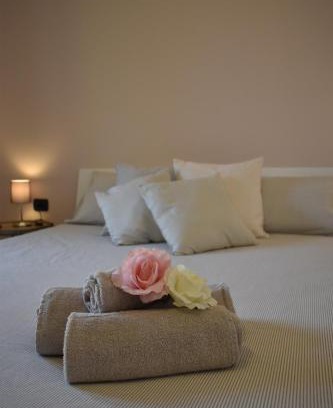 Cardano al Campo Apartment | Pet-Friendly Retreat at Felice House with High Guest Ratings