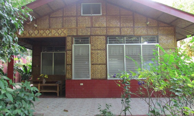 Dumaguete House | Pet-Friendly Felipa Beach Residence with Ocean View