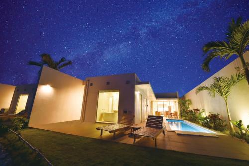 Ueno Villa | Cozy Oceanfront Feliz Villa Suite in Miyakojima Ueno