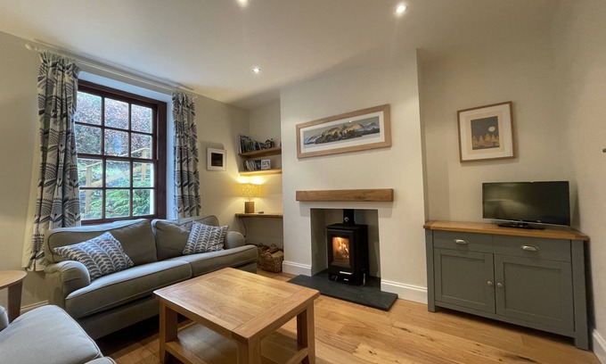 Portinscale Cottage | Cozy Fell View Retreat - Ideal for Families and Pets