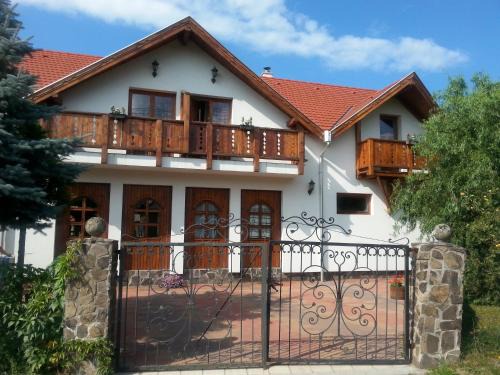 Felsotold Bed & Breakfast | Felső Fogadó: Family-Friendly Stay with Hot Tub & Breakfast