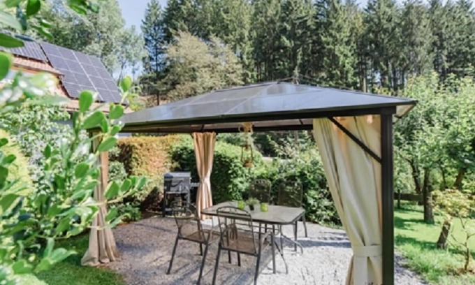 Eslohe House | Felsberg Modern Retreat: Pet-Friendly Escape with Spa & Kitchen