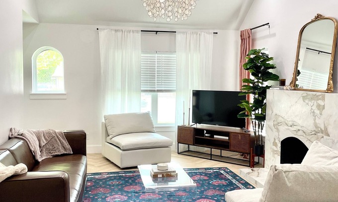 Fort Worth House | Modern Private Bed & Bath for Females Near Downtown Fort Worth