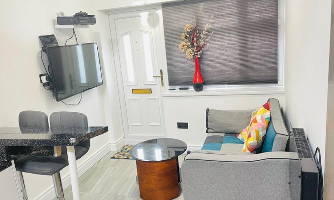 Oldbury Apartment | Comfortable Femros One-Bed Apartment near Birmingham City