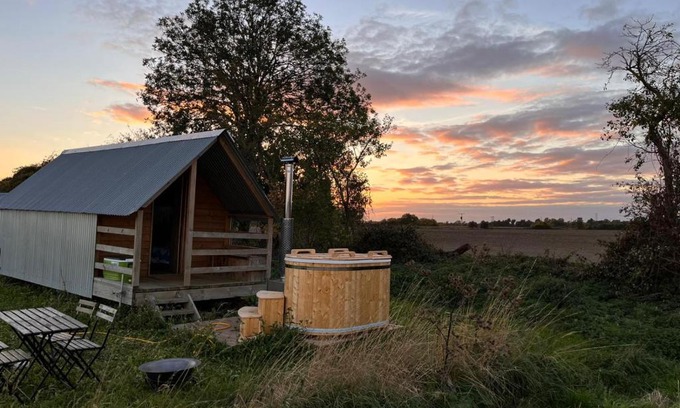 Cambridge Other | Discover Fen Meadows: Pet-Friendly Getaway with Hot Tub