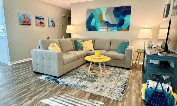 Mount Dora House | Discover a Pet-Friendly Retreat Near Dining and Parks