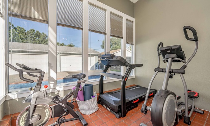 Wichita House | Ideal Home Retreat with Pool in a Central Location