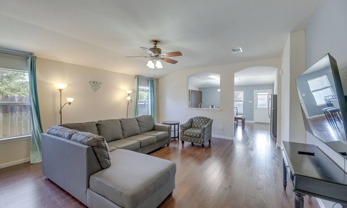 Elm Creek House | Elgin Getaway: Family-Friendly Retreat with Private Yard