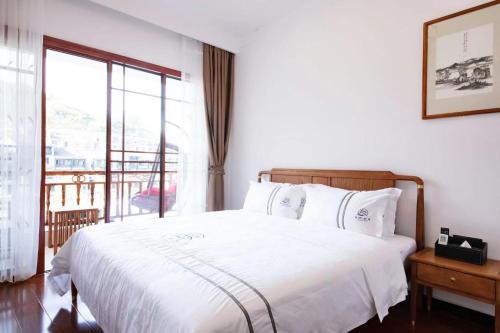 Gannan Tibetan Hotel | Riverside Retreat: Family-Friendly Stay in Fenghuang