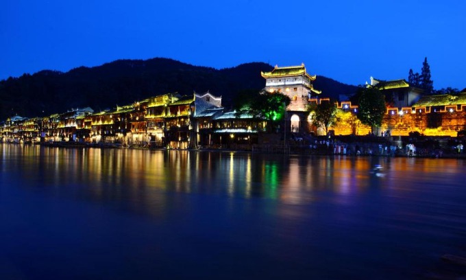 Fenghuang House | Discover Fenghuang Slowly Time Inn: Pet-Friendly Retreat