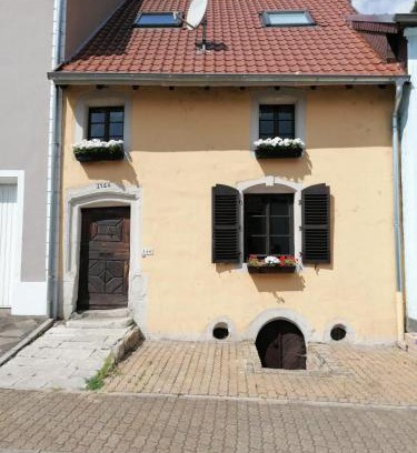 Saarlouis House | Cozy Farmhouse Retreat: Family and Pet-Friendly Getaway
