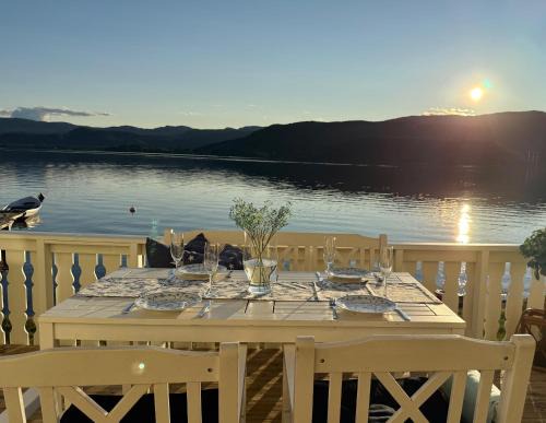 Nissedal House | Feriehus ved Nisser med egen strand, brygge, peis og robåt til fri bruk