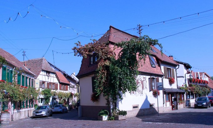 Neustadt-Hambach Apartment | Elegant Getaway at Ferienwohnung "Brot & Wein" - Rated 9.1