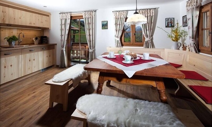 Ramsau bei Berchtesgaden Apartment | Family-Friendly Ferienwohnung d' Holzstubn with Kitchen