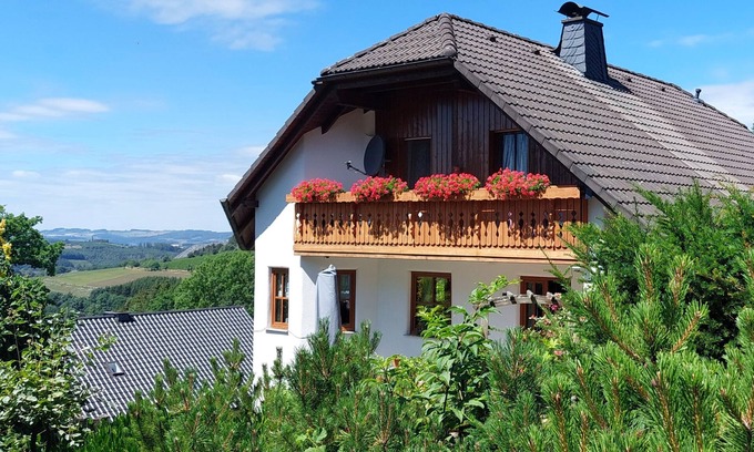 Holthausen Apartment | Guest Rated 10/10: Ferienwohnung Wulf with Kitchen & Breakfast