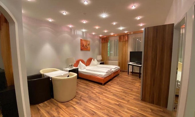Voecklabruck Apartment | Pet-Friendly Ferienappartement Auerhahn with Pool Access