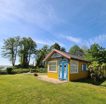 Altfriesack Apartment | Inviting Ferienbungalows am See with Oceanfront Bliss