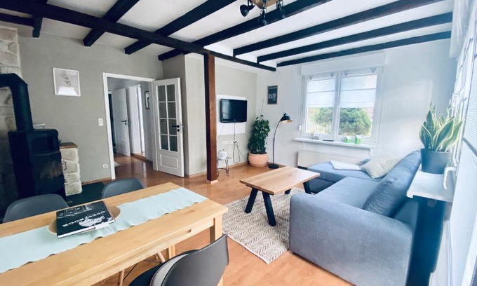 Weimar House | Tranquil Ferienhäuschen im Grünen with Oceanfront Views