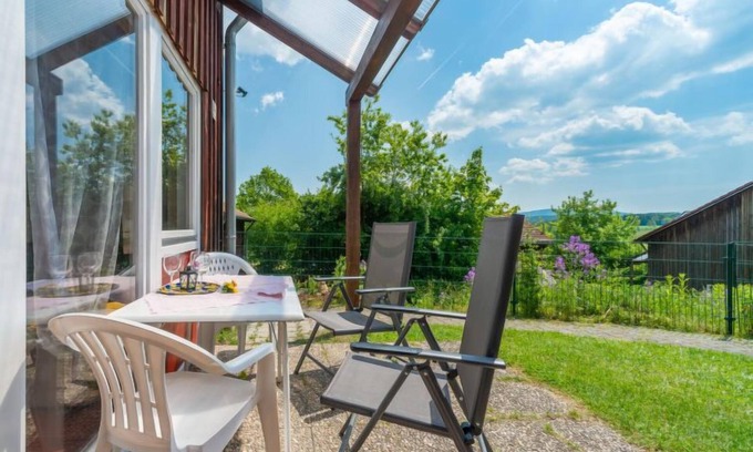 Zandt House | Inviting Ferienhäuser Schlossberg: Pet-Friendly & Spa Amenities