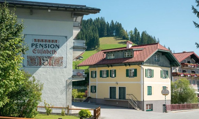 Russbach am Pass Gschuett Apartment | Top-Rated Ferienhaus Elisabeth: Family-Friendly Retreat