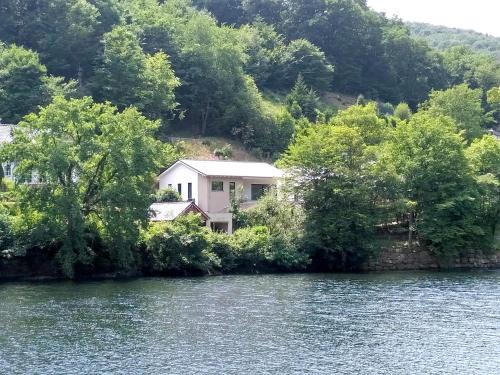 Heimbach House | Family-Friendly Retreat at Ferienhaus 'Freund am See' 4-Star