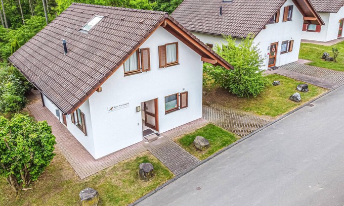 Kirchheim House | Cozy Retreat in Kirchheim: Pet-Friendly with Spa & Kitchen