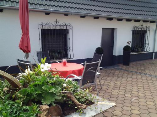 Oberhausen Apartment | Serene Ferienhaus am Erlenbach with Oceanfront Views