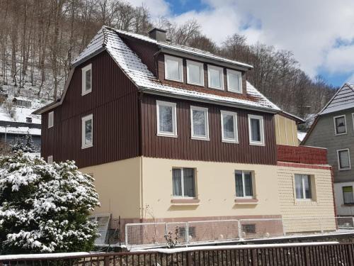 Walkenried House | Riverside Retreat with Rooftop Terrace, Garden & Grill