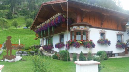 Steeg House | Cozy Ferienhaus am Lechweg: Child-Friendly Retreat