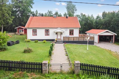 Berghemmet House | Inviting Ferienhaus am Mycklaflon: 4-Star, Pet-Friendly Escape