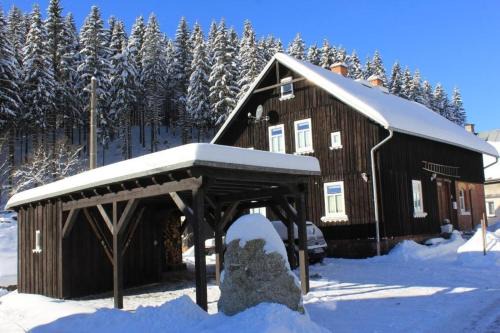 Klingenthal House | Inviting Ferienhaus in Klingenthal with Garden and Grill
