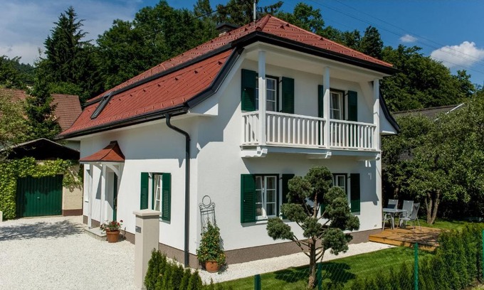 Poertschach am Woerthersee House | Explore Ferienhaus Kleine Gartenvilla with Ocean Views