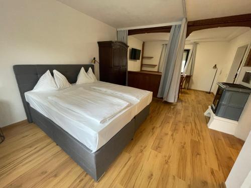 Voecklabruck House | Family-Friendly Ferienhaus Auerhahn with Pool & Pets Welcome