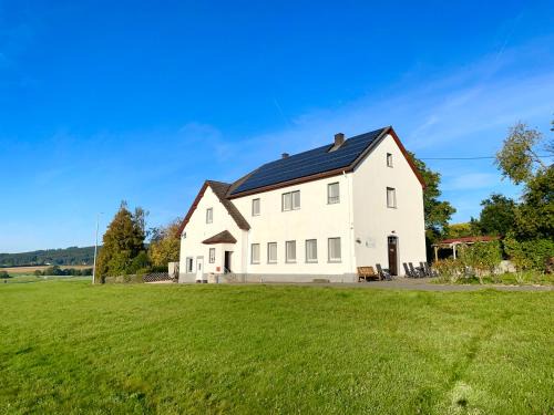 Neichen House | Backesgarten Retreat: Ideal for Groups, 4-Star & Pet Friendly