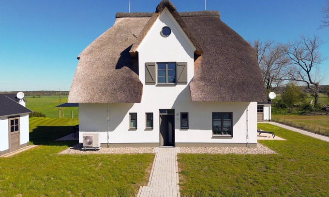 Stolpe auf Usedom Apartment | Pet-Friendly Ferienhaus Carl Reinecke: Relax by the Ocean