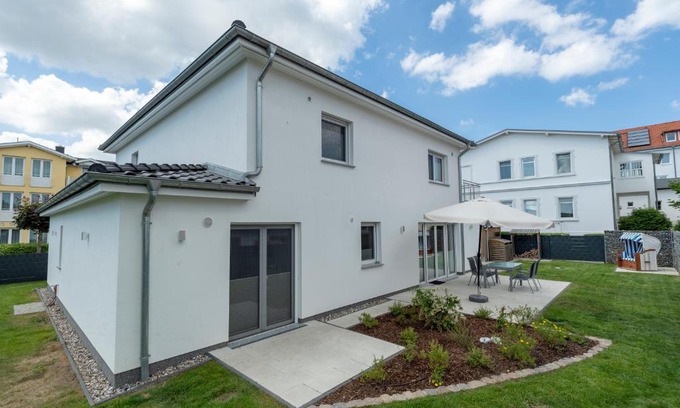 Gohren House | Pet-Friendly Ferienhaus Corvin with Hot Tub & Fenced Yard