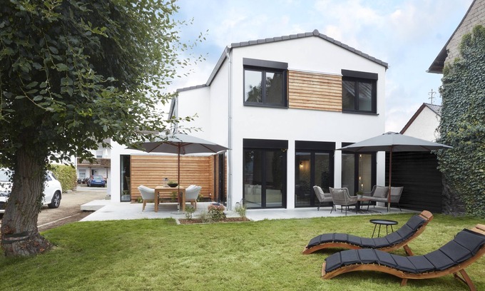 Mayen House | Spacious Holiday Home for Groups with Ocean Views & Pool