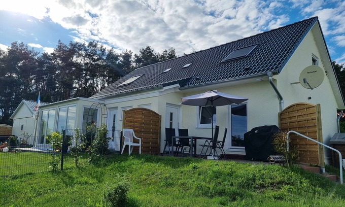 Luetow House | Charming Oceanfront Retreat for 5 Guests in Lütow