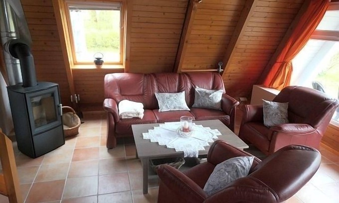 Damp House | Cozy Retreat for 5 Guests with Oceanfront Views in Damp