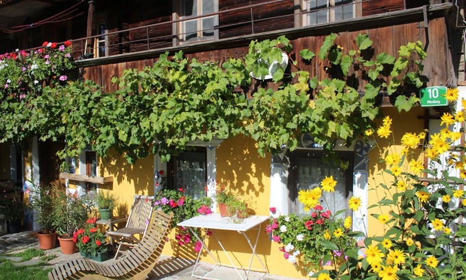 Rettenschoess House | Spacious Retreat for 9 with Kitchen and Pet-Friendly Perks