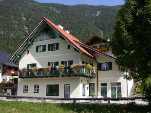 Obertraun Apartment | Beachfront Getaway at Ferienhaus Feuerer - Rated 8.9/10