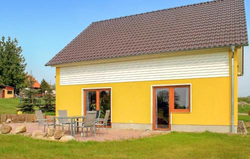 Funkenhagen House | Cozy Ferienhaus Funkenhagen: Family & Pet-Friendly Retreat