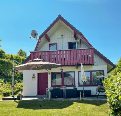 Seepark Kirchheim House | Charming Ferienhaus am See: Pet-Friendly Oceanfront Retreat