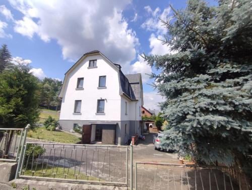 Bad Elster Apartment | FerienHaus "Grimberg" & großes Grundstück