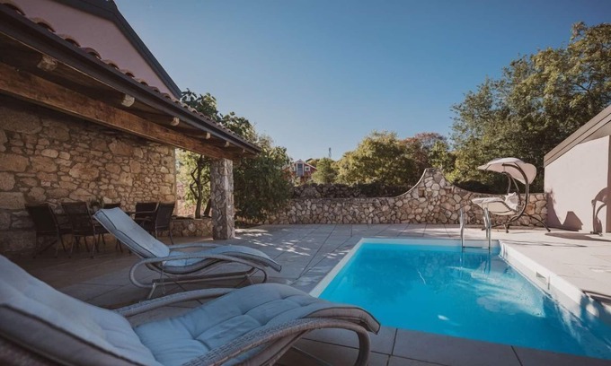 Sveti Vid Dobrinjski Villa | Villa Patrick: Ideal Retreat with Pet-Friendly Amenities