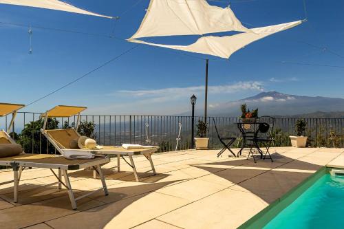 Castelmola House | Relaxing Retreat in Castelmola with Private Pool Access