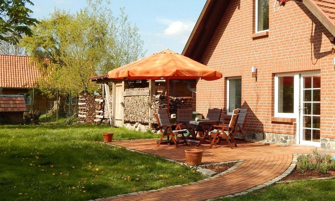 Neu Poserin House | Modern Lakefront Retreat with Kitchen & Breakfast Included