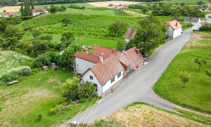 Rechnitz House | Inviting Studio Apartment with Rustic Charm and Great Amenities